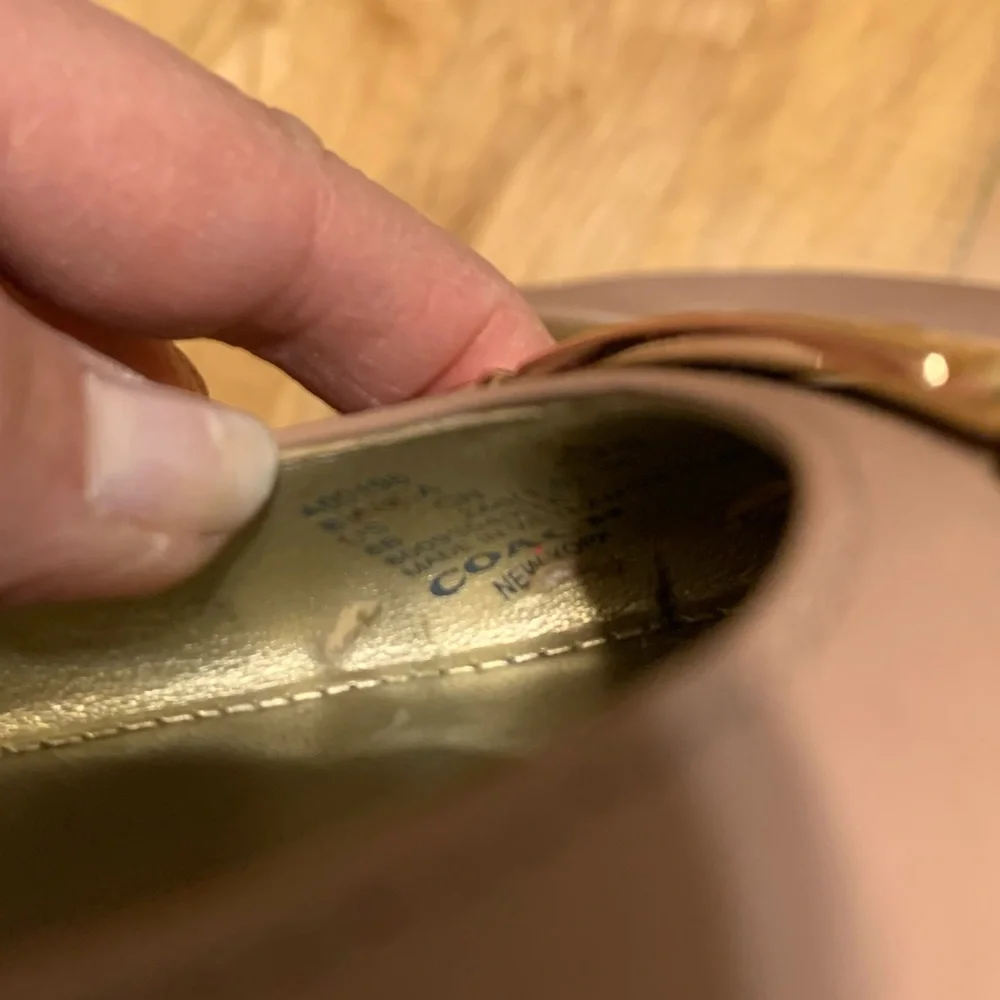 🎀 COACH Rose Pink Leather Flats SHOES womens size 8 Gold Logo Bar - Picture 6 of 6